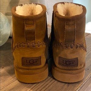 Girls tan Uggs